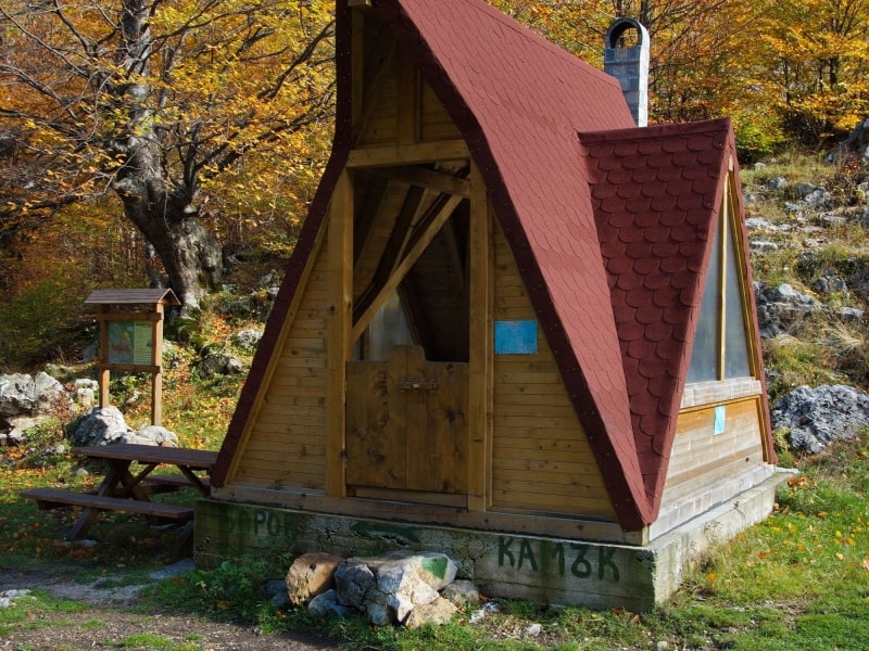 Refuge along Borov kamak trail - photo: Vrachanski Balkan Nature Park